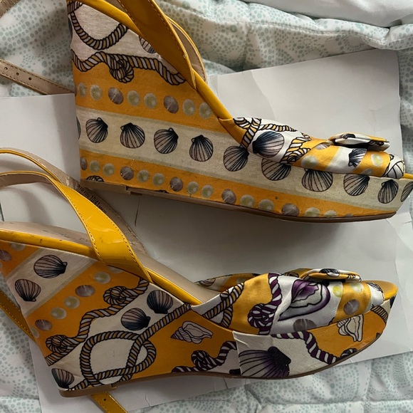 CL by Laundry Shoes - Like new Shell Sandals with straps size 10